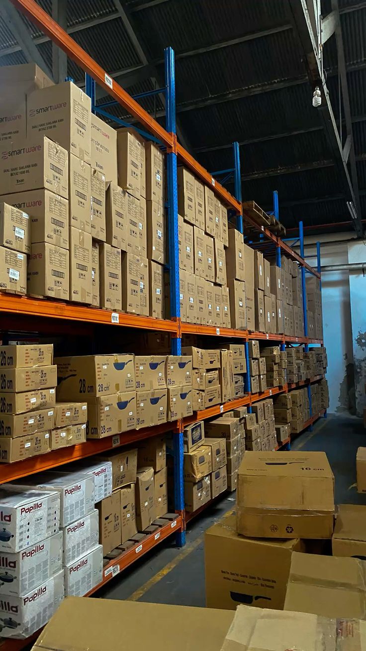 Armazém com caixas em estantes