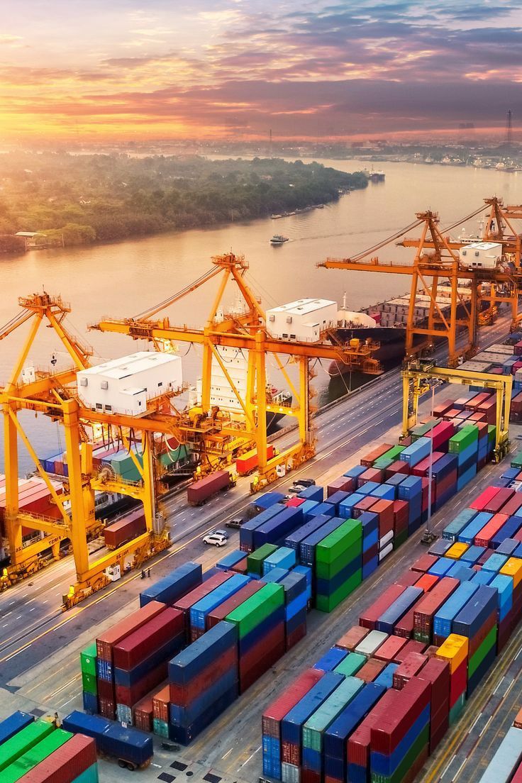 Terminal portuário com contêineres e guindastes